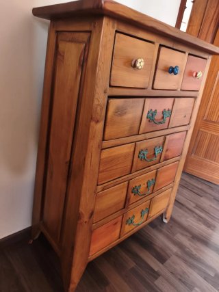 Armario de madera maciza con cajones