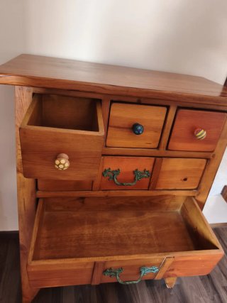 Armario de madera maciza con cajones