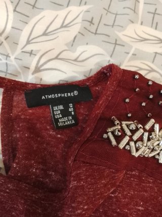 Camiseta sin mangas roja con pedrería