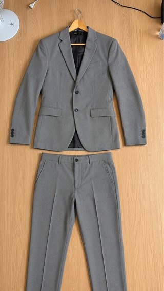 Traje de moda gris