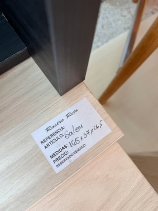 Mueble de salón negro y madera