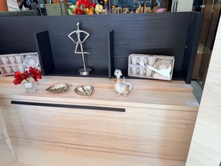 Mueble de salón negro y madera