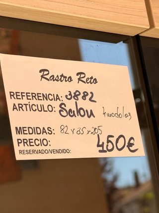 Mueble de salón negro y madera
