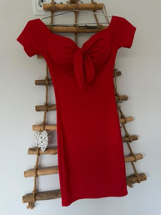 Vestido rojo corto con lazo