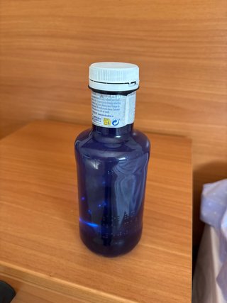 Botella de agua azul