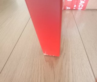 Banco de madera lacado rojo. Ikea