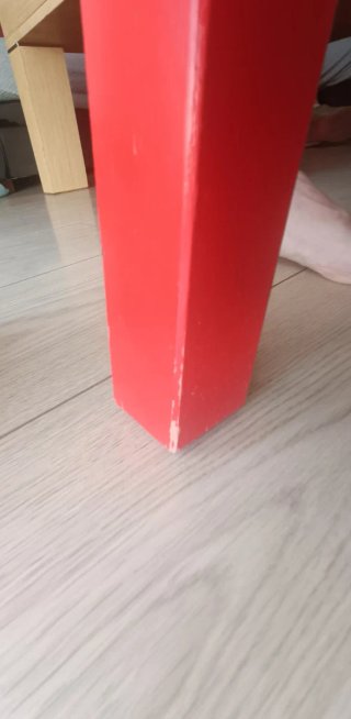Banco de madera lacado rojo. Ikea