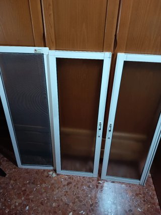 Ventana aluminio blanca con mosquitera