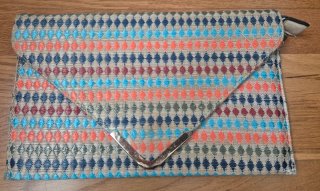Bolso cartera multicolor.