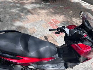 Honda Forza 350 Maxi Scooter Roja y Negra