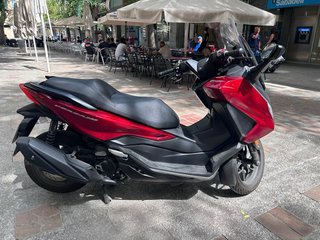 Honda Forza 350 Maxi Scooter Roja y Negra