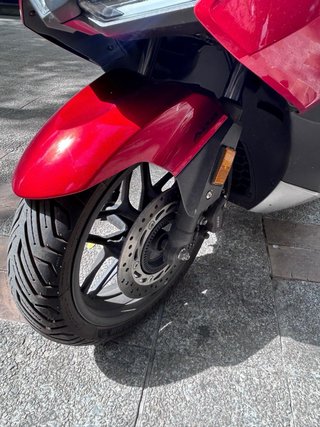 Honda Forza 350 Maxi Scooter Roja y Negra