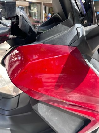 Honda Forza 350 Maxi Scooter Roja y Negra
