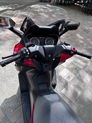 Honda Forza 350 Maxi Scooter Roja y Negra