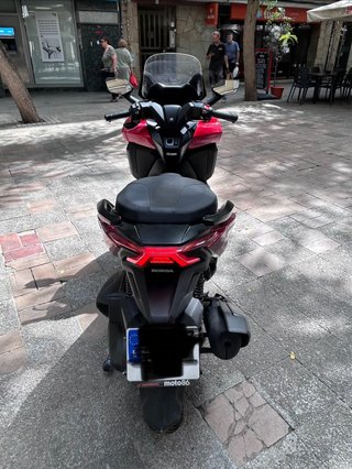 Honda Forza 350 Maxi Scooter Roja y Negra