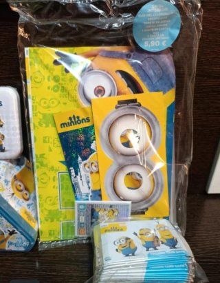 Minions 25 sobres cromos + 2 latas