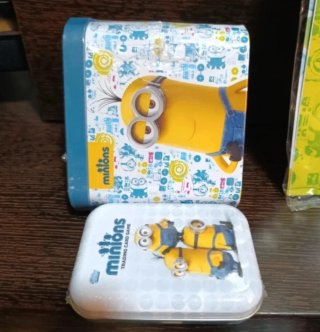 Minions 25 sobres cromos + 2 latas