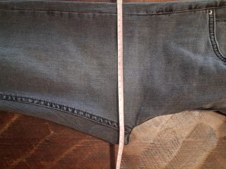 Pantalón vaquero elástico gris oscuro.
