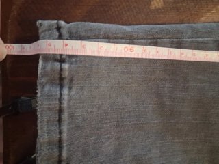 Pantalón vaquero elástico gris oscuro.