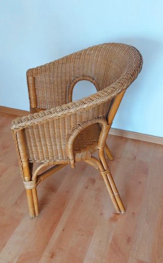 Sillón de jardín de mimbre y madera