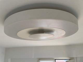 Lámpara de techo moderna blanca.