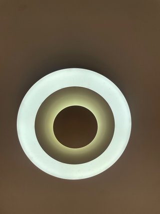 Lámpara de techo moderna blanca.