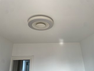 Lámpara de techo moderna blanca.