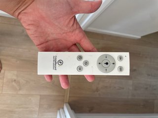 Lámpara de techo moderna blanca.