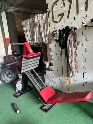 Gimnasio completo: Prensa, Multipower, mancuernas