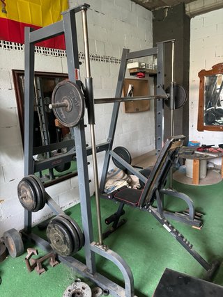 Gimnasio completo: Prensa, Multipower, mancuernas