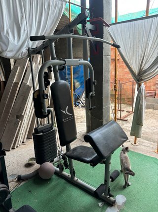 Gimnasio completo: Prensa, Multipower, mancuernas