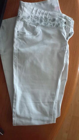 Pantalón vaquero blanco con pedrería