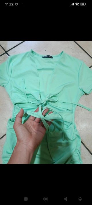 Abito verde con fiocchi e volant