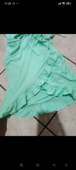 Abito verde con fiocchi e volant