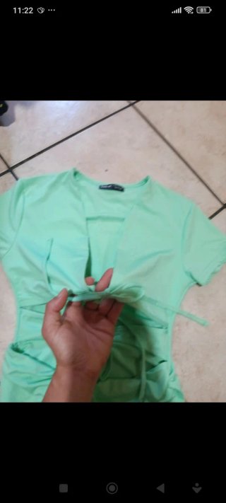 Abito verde con fiocchi e volant