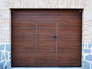 Puerta seccional automática con peatonal
