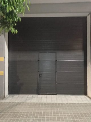 Puerta seccional automática con peatonal