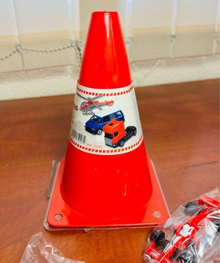 Cono de Guisval con 6 coches y motos