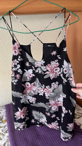 Blusa Only floral negra y rosa Talla 40