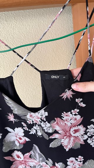 Blusa Only floral negra y rosa Talla 40