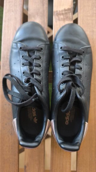 Adidas Stan Smith Negro y Dorado
