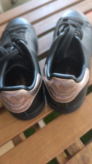 Adidas Stan Smith Negro y Dorado