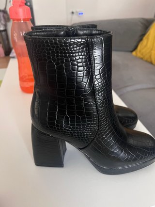 Botines negros efecto piel de cocodrilo