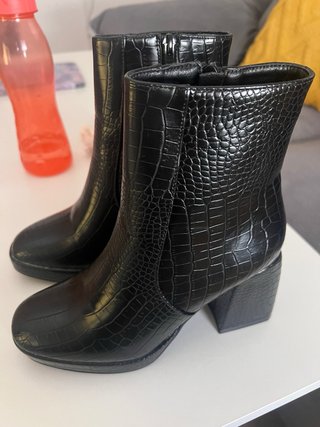 Botines negros efecto piel de cocodrilo