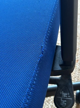 Silla de oficina ergonómica azul y negra