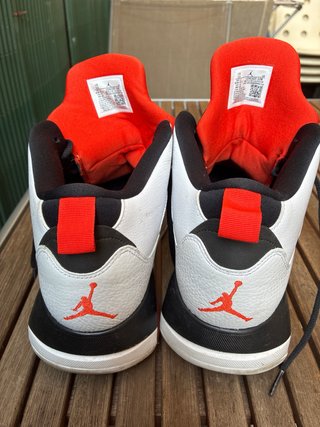 Zapatillas Baloncesto Jordan Rojas y Blancas