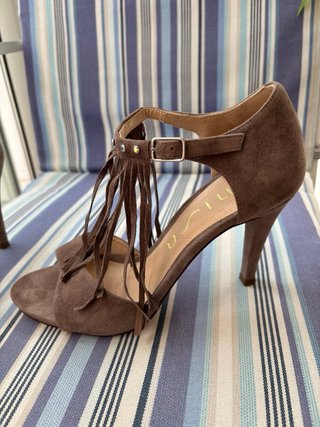 Sandalias Unisa tacón marrón flecos