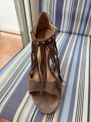 Sandalias Unisa tacón marrón flecos