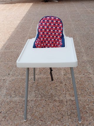 Trona IKEA con cojín