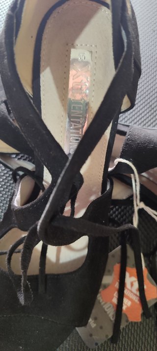 Elegantes sandalias de tacón Xti negras